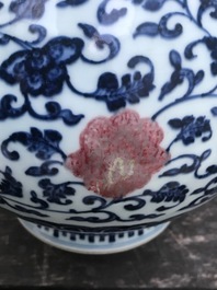 Un vase yuhuchunping en porcelaine de Chine bleu, blanc et rouge de cuivre, Qianlong