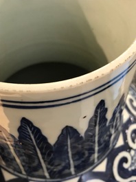 Une paire de vases couverts en porcelaine de Chine bleu et blanc, 19&egrave;me