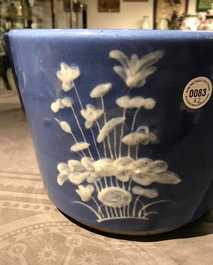 Une paire de jardini&egrave;res en porcelaine de Chine blanc sur bleu, 19&egrave;me