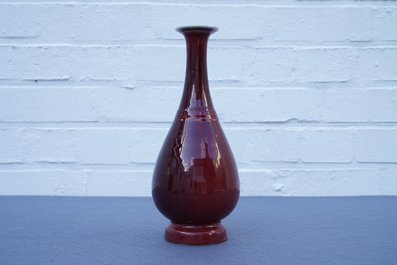 Een Chinese peervormige 'langyao' vaas met rood glazuur, 19e eeuw