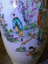 Trois vases en porcelaine de Chine famille rose, 19/20&egrave;me