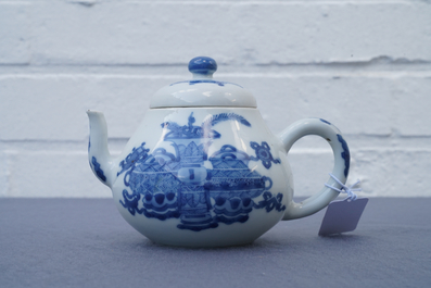 Une th&eacute;i&egrave;re couverte en porcelaine de Chine bleu et blanc, marque de Jiajing, Kangxi