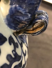 Une paire de vases couverts en porcelaine de Chine bleu et blanc, 19&egrave;me