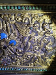 Een verguld bronzen en koperen inklapbare 'tepchog' altaartafel, Tibet, 19e eeuw