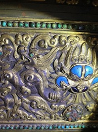 Een verguld bronzen en koperen inklapbare 'tepchog' altaartafel, Tibet, 19e eeuw