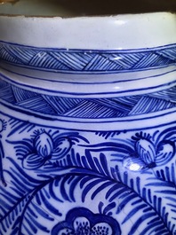 Une paire de grands vases couverts en fa&iuml;ence de Delft bleu et blanc, 18&egrave;me