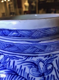 Une paire de grands vases couverts en fa&iuml;ence de Delft bleu et blanc, 18&egrave;me