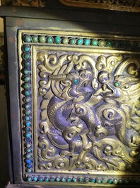 Een verguld bronzen en koperen inklapbare 'tepchog' altaartafel, Tibet, 19e eeuw