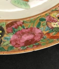 Un service de 16 pi&egrave;ces en porcelaine de Chine famille rose de Canton, 19&egrave;me