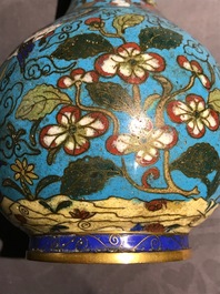 Un vase en &eacute;maux cloisonn&eacute;s et un groupe en bronze dor&eacute;, Chine, 18/19&egrave;me