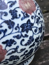 Un vase yuhuchunping en porcelaine de Chine bleu, blanc et rouge de cuivre, Qianlong