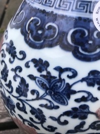 Un vase yuhuchunping en porcelaine de Chine bleu, blanc et rouge de cuivre, Qianlong