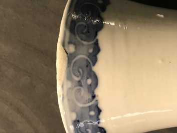 Un vase de forme bouteille en porcelaine de Chine bleu et blanc, 19&egrave;me