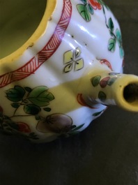 Quatre th&eacute;i&egrave;res et une bo&icirc;te &agrave; th&eacute; en porcelaine de Chine famille rose et verte, Kangxi et apr&egrave;s