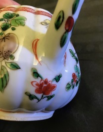 Quatre th&eacute;i&egrave;res et une bo&icirc;te &agrave; th&eacute; en porcelaine de Chine famille rose et verte, Kangxi et apr&egrave;s