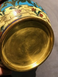 Een Chinese cloisonn&eacute; vaas en een verguld bronzen groep, 18/19e eeuw