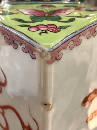 Une paire de vases de forme carr&eacute; en porcelaine de Chine famille rose, 19/20&egrave;me