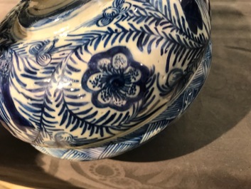 Une paire de grands vases couverts en fa&iuml;ence de Delft bleu et blanc, 18&egrave;me