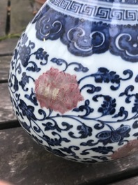 Un vase yuhuchunping en porcelaine de Chine bleu, blanc et rouge de cuivre, Qianlong