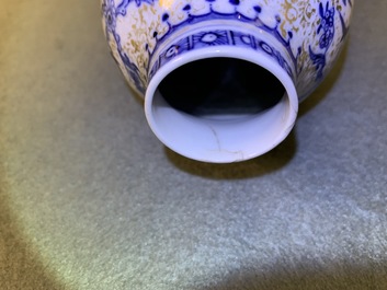 Onze tasses, huit soucoupes, une th&eacute;i&egrave;re et un vase en porcelaine de Chine famille rose &agrave; d&eacute;cor mandarin, Qianlong