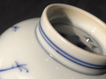 Un bol en porcelaine de Chine doucai, marque de Kangxi, 19/20&egrave;me