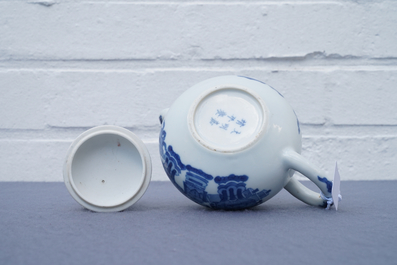 Een Chinese blauw-witte theepot met decor van kostbaarheden, Jiajing merk, Kangxi