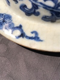 Twee paar Chinese blauw-witte dekselvazen, Kangxi en Chenghua merken, 19e eeuw