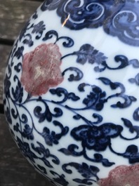 Een Chinese blauw-witte en onderglazuur rode yuhuchunping vaas, Qianlong