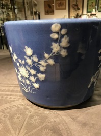 Une paire de jardini&egrave;res en porcelaine de Chine blanc sur bleu, 19&egrave;me