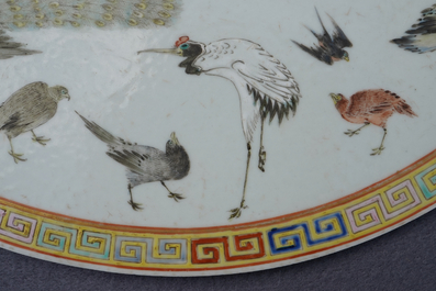 Een ronde Chinese famille rose plaquette met vogels, 19e eeuw