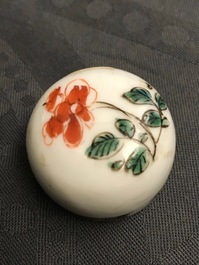 Quatre th&eacute;i&egrave;res et une bo&icirc;te &agrave; th&eacute; en porcelaine de Chine famille rose et verte, Kangxi et apr&egrave;s