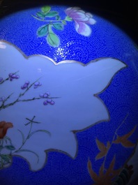 Une paire de grands vases en porcelaine de Chine famille rose &agrave; fond bleu, marque de Qianlong, 19&egrave;me