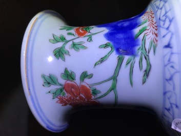 Un vase en porcelaine de Chine wucai &agrave; d&eacute;cor d'immortels, &eacute;poque Transition