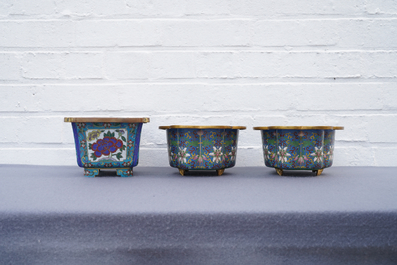 A Chinese cloisonn&eacute; rouleau vase and four jardini&egrave;res, 19/20th C.