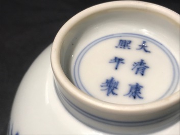 Un bol en porcelaine de Chine doucai, marque de Kangxi, 19/20&egrave;me