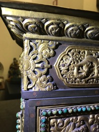 Een verguld bronzen en koperen inklapbare 'tepchog' altaartafel, Tibet, 19e eeuw