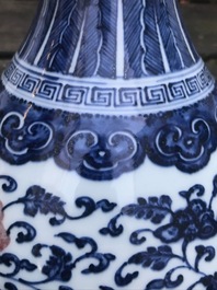 Un vase yuhuchunping en porcelaine de Chine bleu, blanc et rouge de cuivre, Qianlong