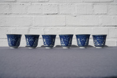 Douze tasses et soucoupes en porcelaine de Chine bleu et blanc, 19&egrave;me