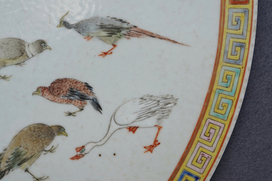 Een ronde Chinese famille rose plaquette met vogels, 19e eeuw