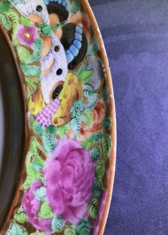 Un service de 16 pi&egrave;ces en porcelaine de Chine famille rose de Canton, 19&egrave;me