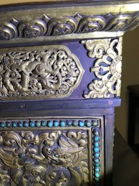 Un table d'autel pliant de type 'tepchog' en bronze dor&eacute; et cuivre repouss&eacute;, Tibet, 19&egrave;me