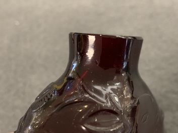 Quatre tabati&egrave;res en verre rouge et rose, Chine, 19/20&egrave;me