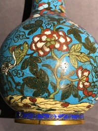 Een Chinese cloisonn&eacute; vaas en een verguld bronzen groep, 18/19e eeuw