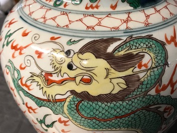 Une paire de vases couverts aux dragons en porcelaine de style wucai, Samson, Paris, 19&egrave;me