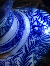 Une paire de grands vases couverts en fa&iuml;ence de Delft bleu et blanc, 18&egrave;me