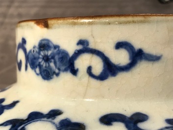 Twee paar Chinese blauw-witte dekselvazen, Kangxi en Chenghua merken, 19e eeuw