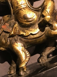 Een Chinese cloisonn&eacute; vaas en een verguld bronzen groep, 18/19e eeuw