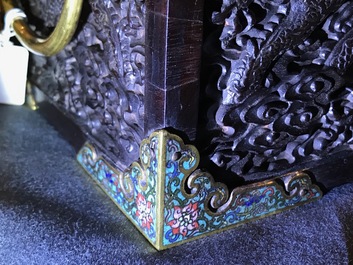 Een Chinees rechthoekig zitan houten kist met cloisonn&eacute; monturen en vergulde bronzen handgrepen, Qing