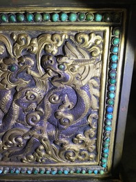 Un table d'autel pliant de type 'tepchog' en bronze dor&eacute; et cuivre repouss&eacute;, Tibet, 19&egrave;me
