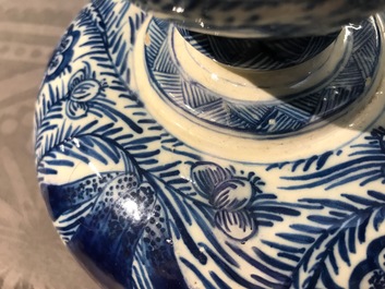 Une paire de grands vases couverts en fa&iuml;ence de Delft bleu et blanc, 18&egrave;me